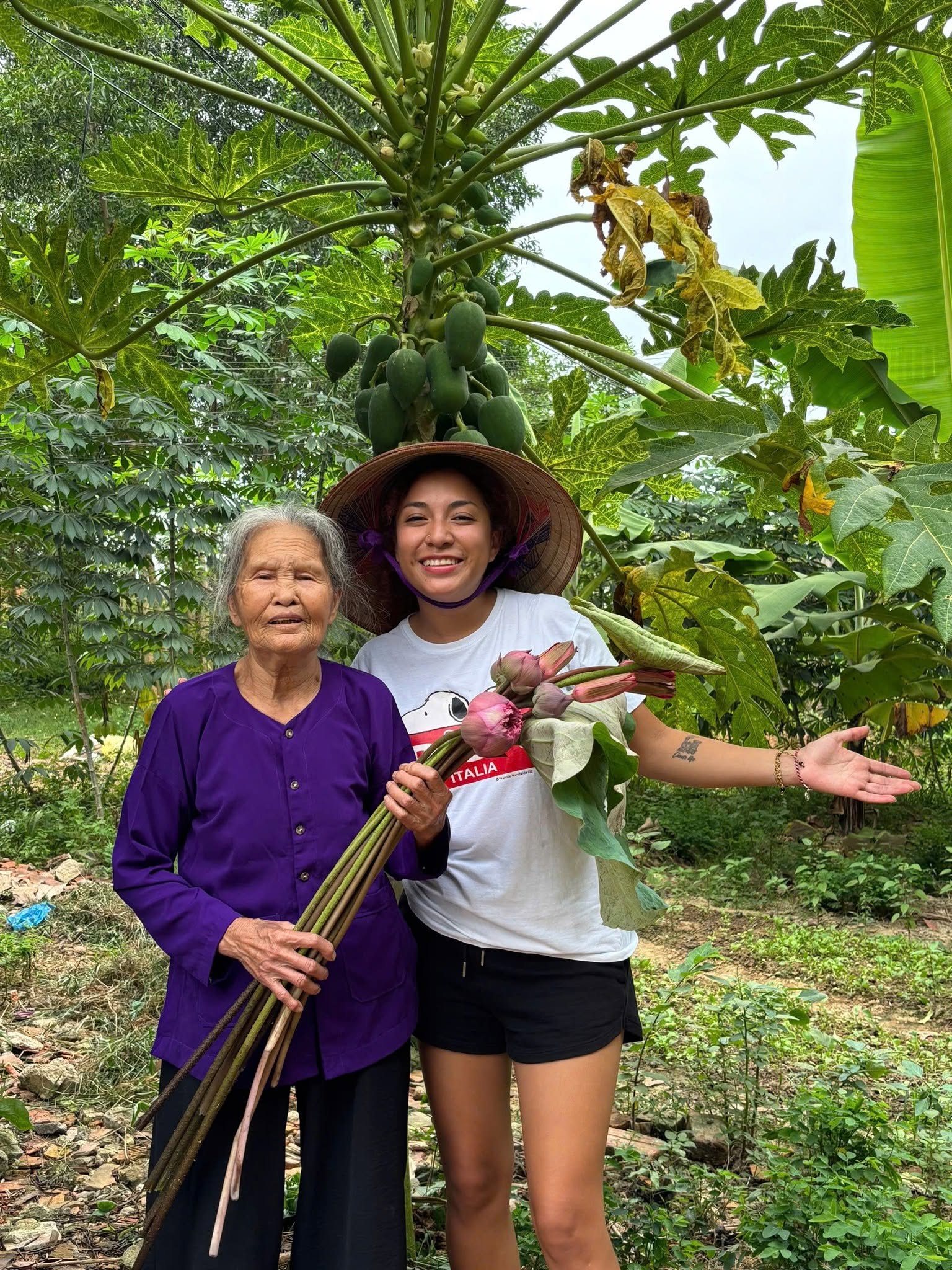 Bà và chị Ivonne trong khu vườn của bà