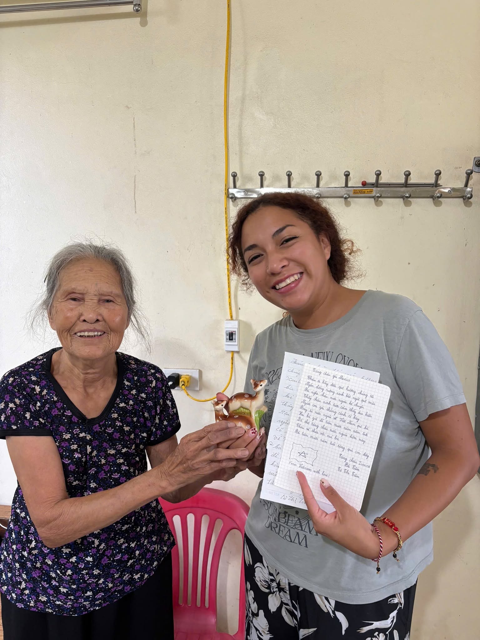 Bà tặng chị Ivonne con hươu sứ