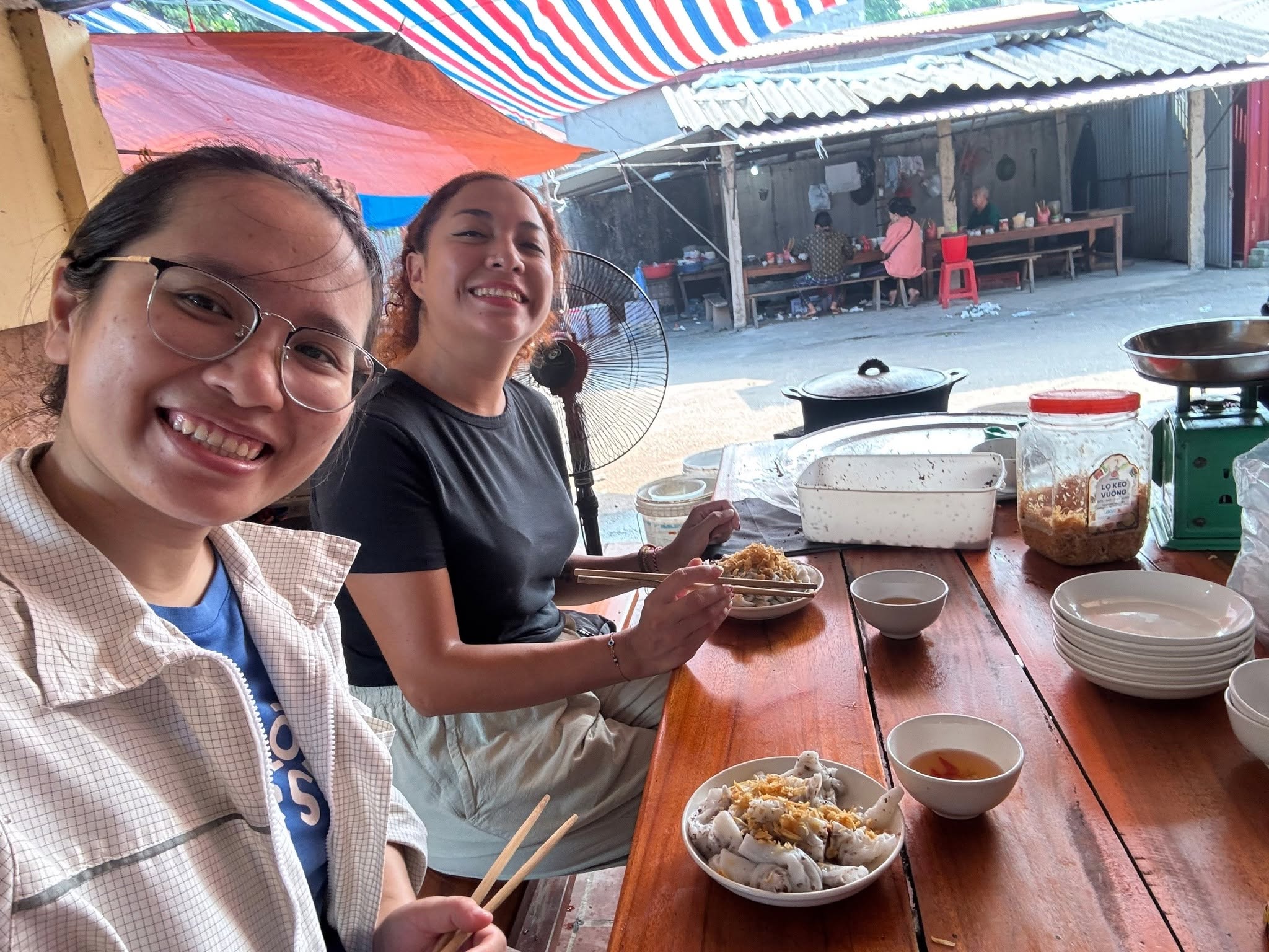 Rủ chị Ivonne vào hàng bánh cuốn ở chợ quê