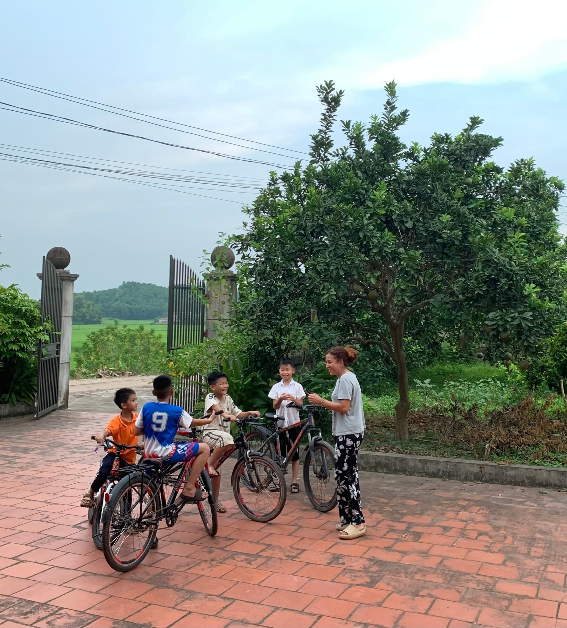 Chị Ivonne và những đứa trẻ trong làng