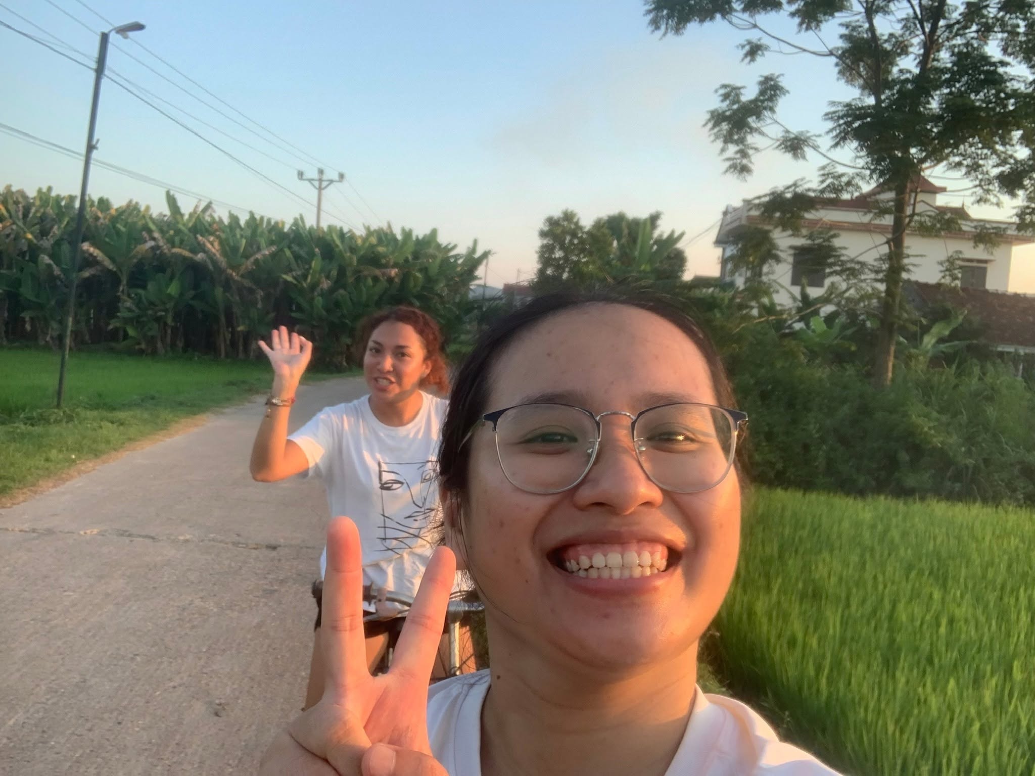 Buổi chiều ở quê, hai chị em đạp xe quanh làng