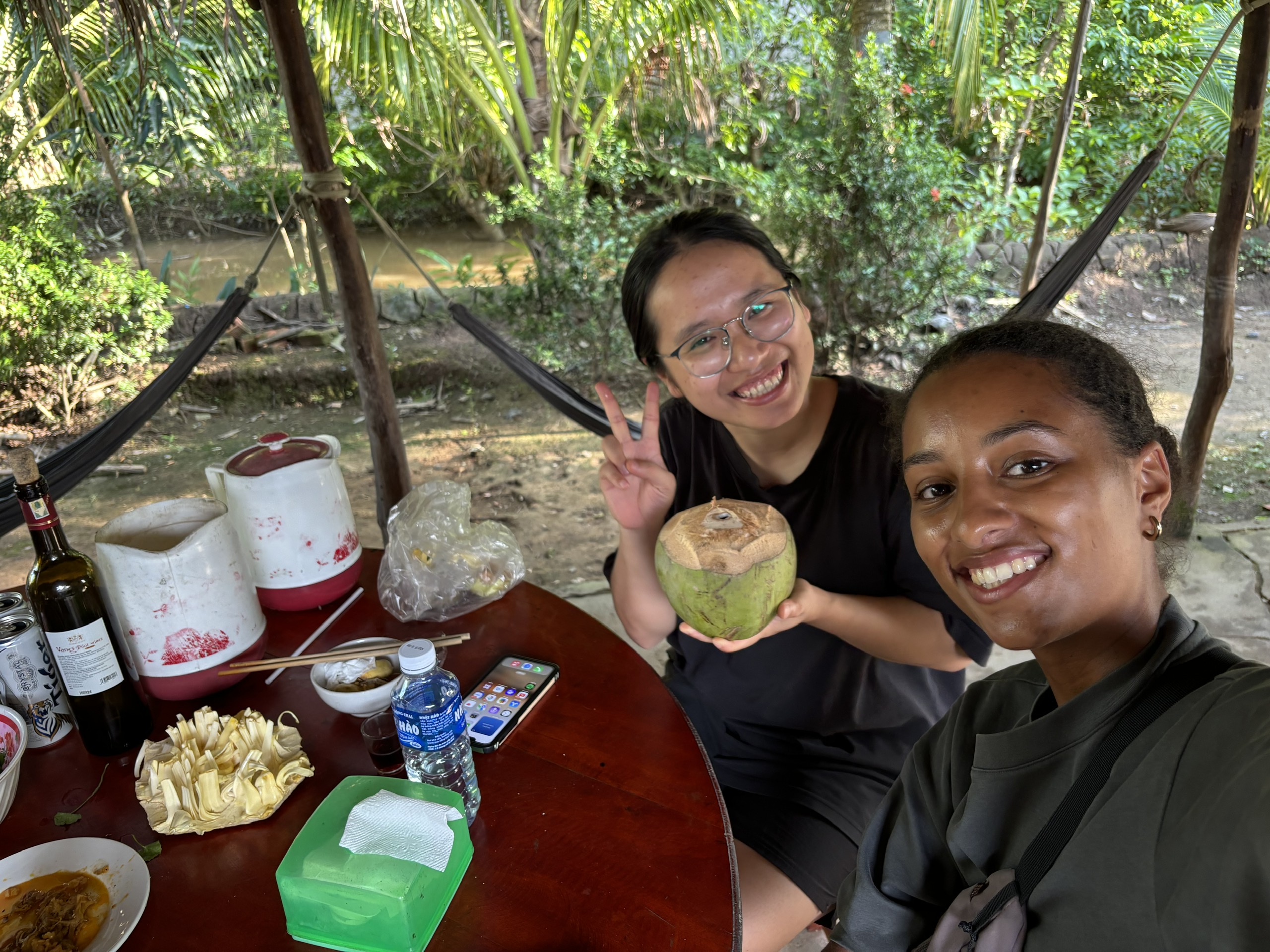 Mình và chị Amay dưới những tán dừa Mekong