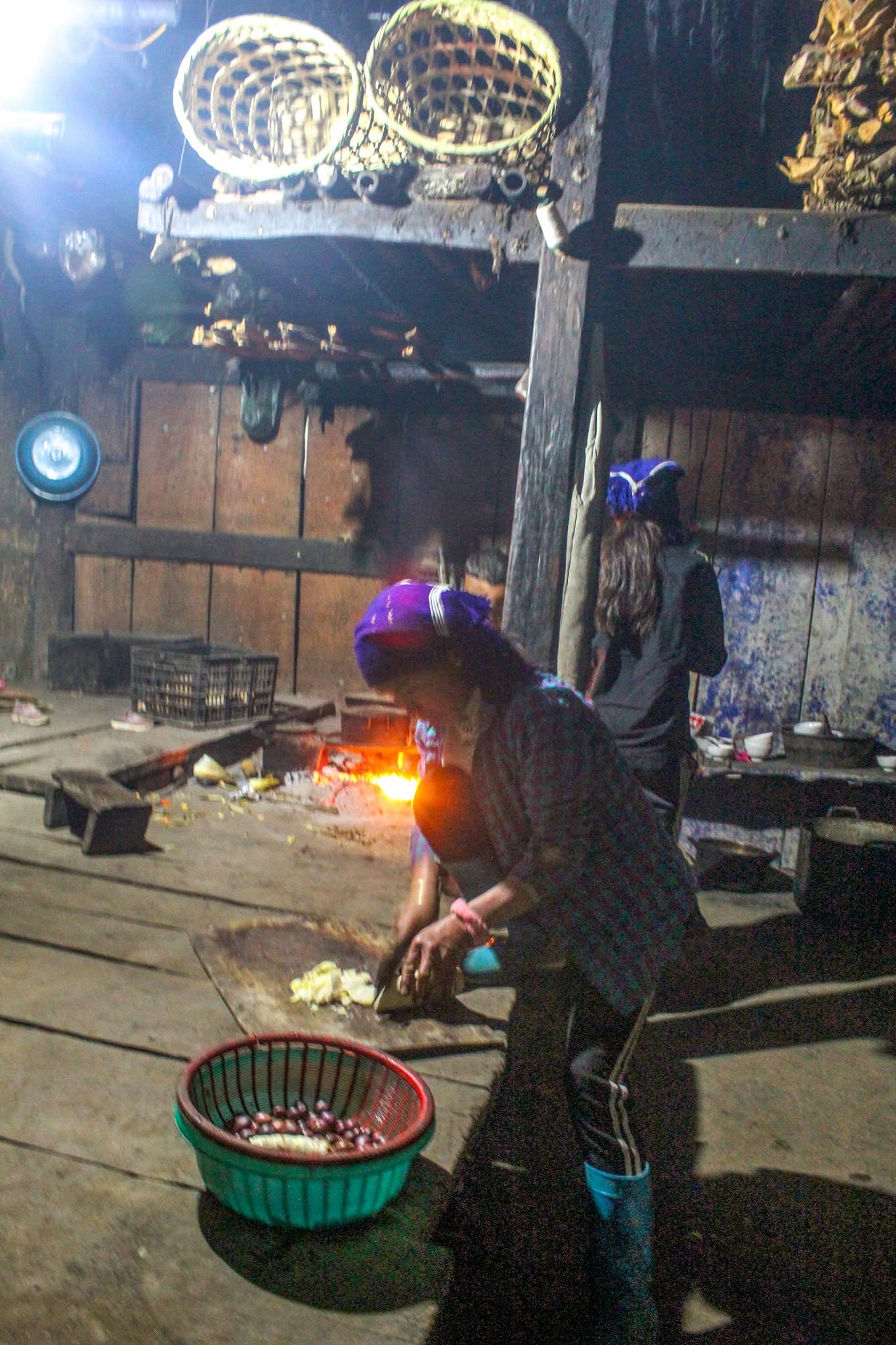 Bà của Tra Pho đang thái măng rừng chuẩn bị bữa tối