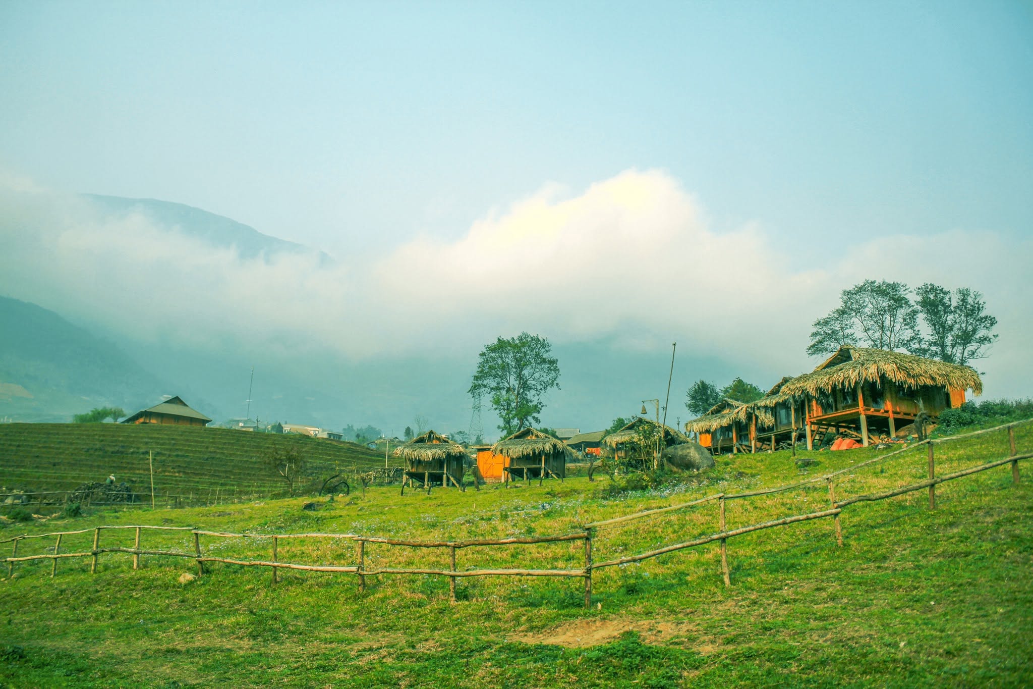 Những căn nhà gỗ bên suối