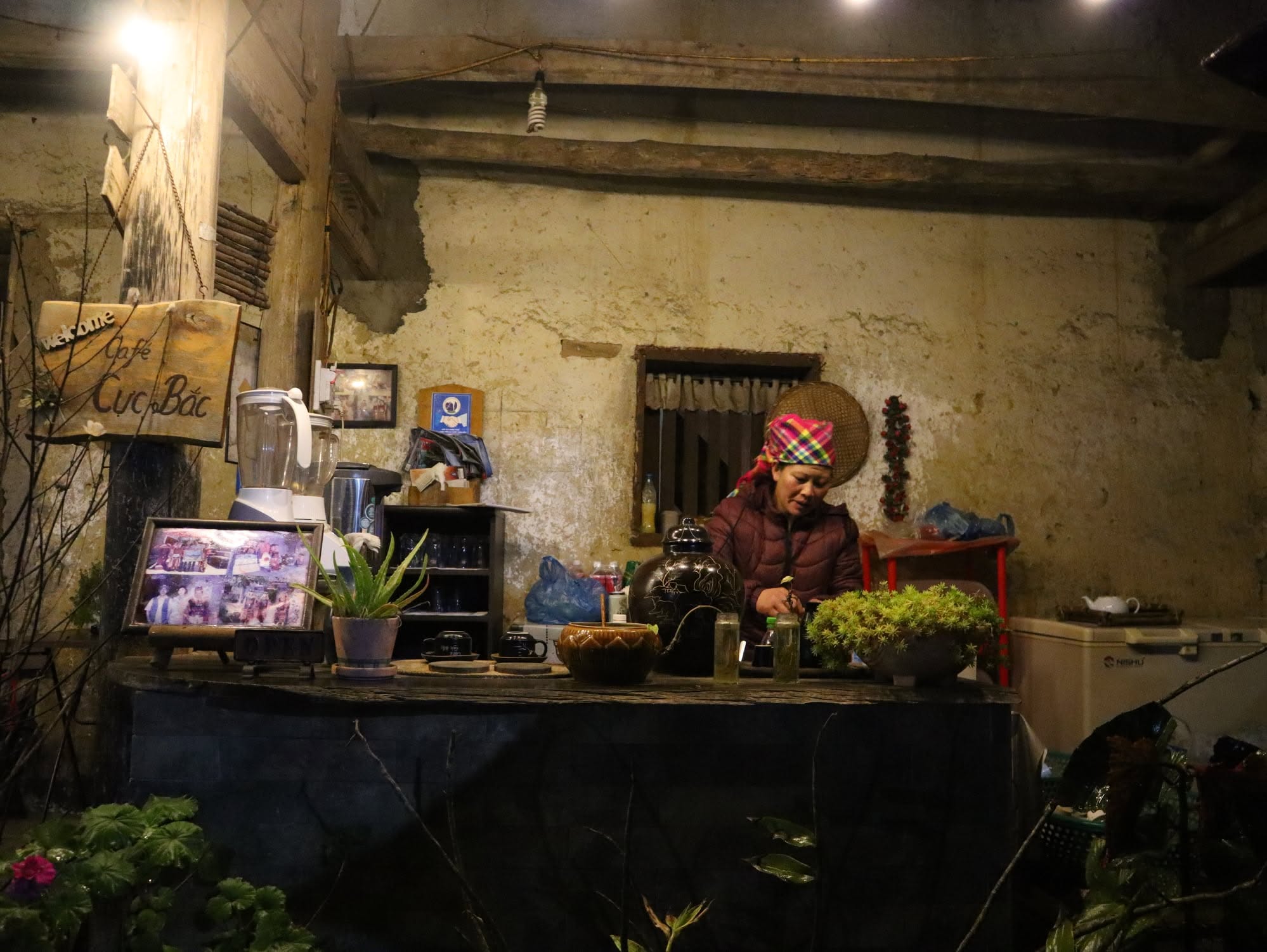 Chị Vấn - Bartender lành nghề của Cafe Cực Bắc hehe
