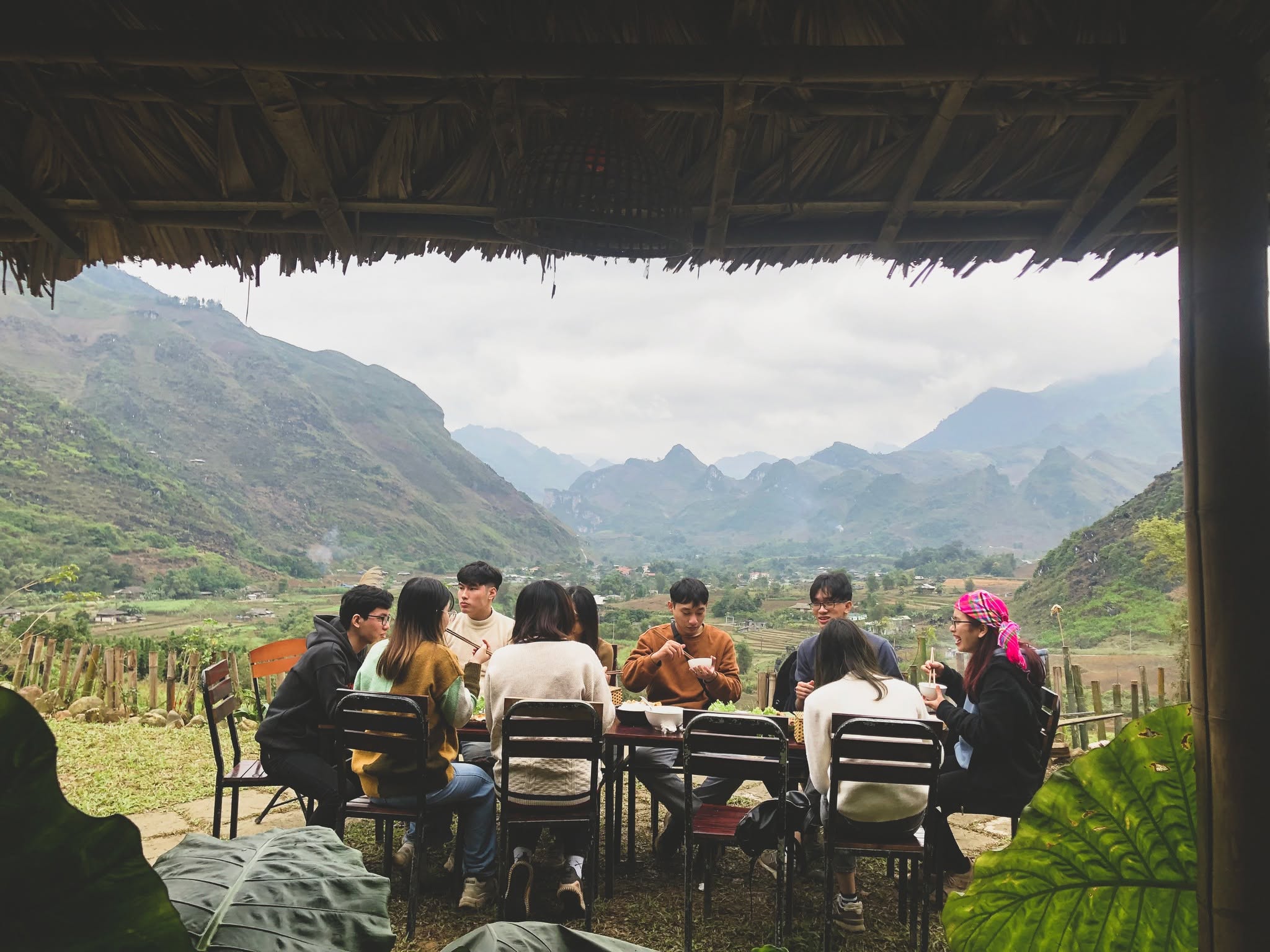 Ăn trưa tại Du Già. Home chuẩn bị bàn ngoài trời, view nhìn xuống thung lũng bên dưới, siêu chill luôn. Có ai nhận ra trong ảnh có một người dân bản địa không?