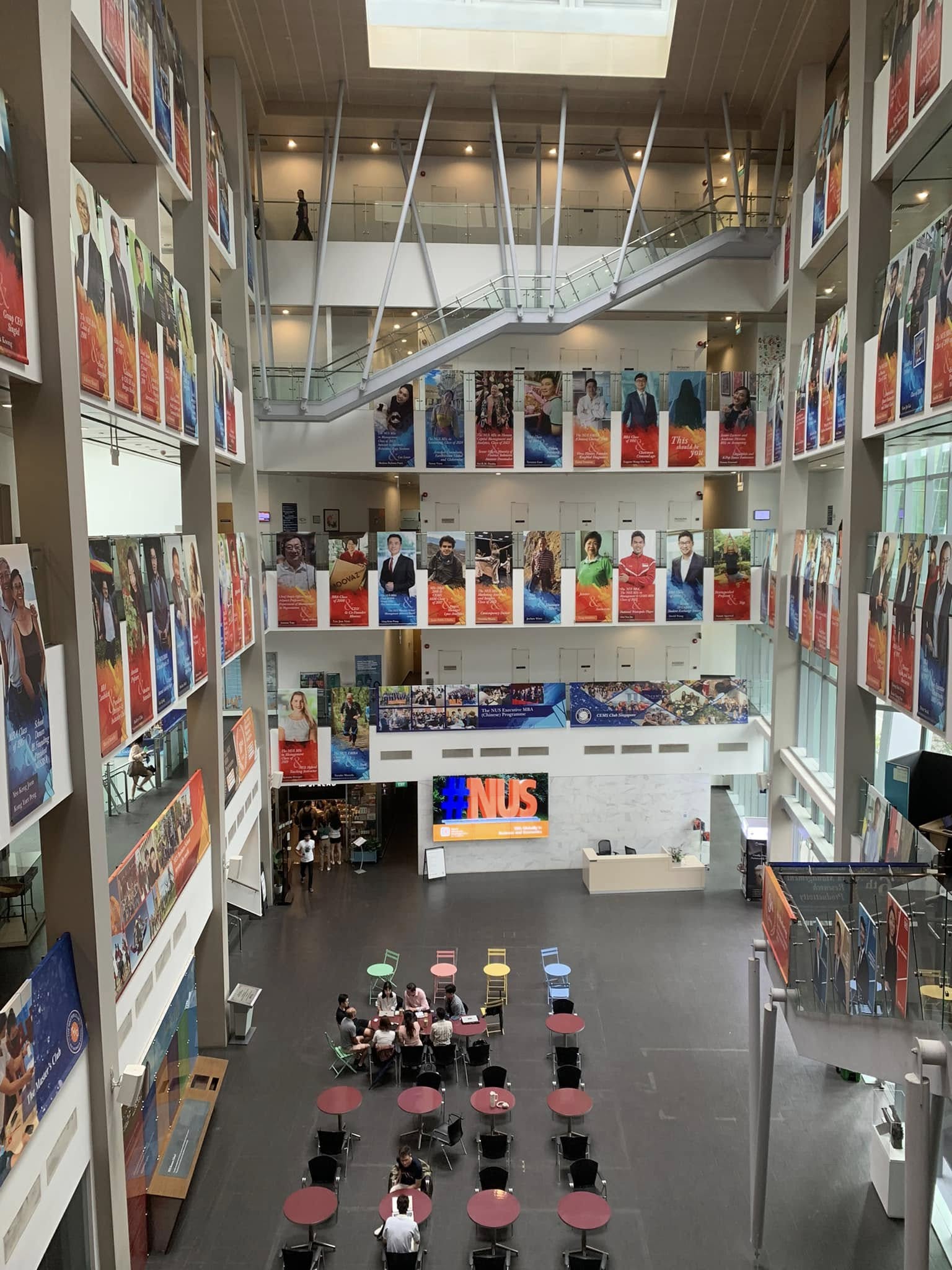 Bên trong toà nhà của NUS Business School