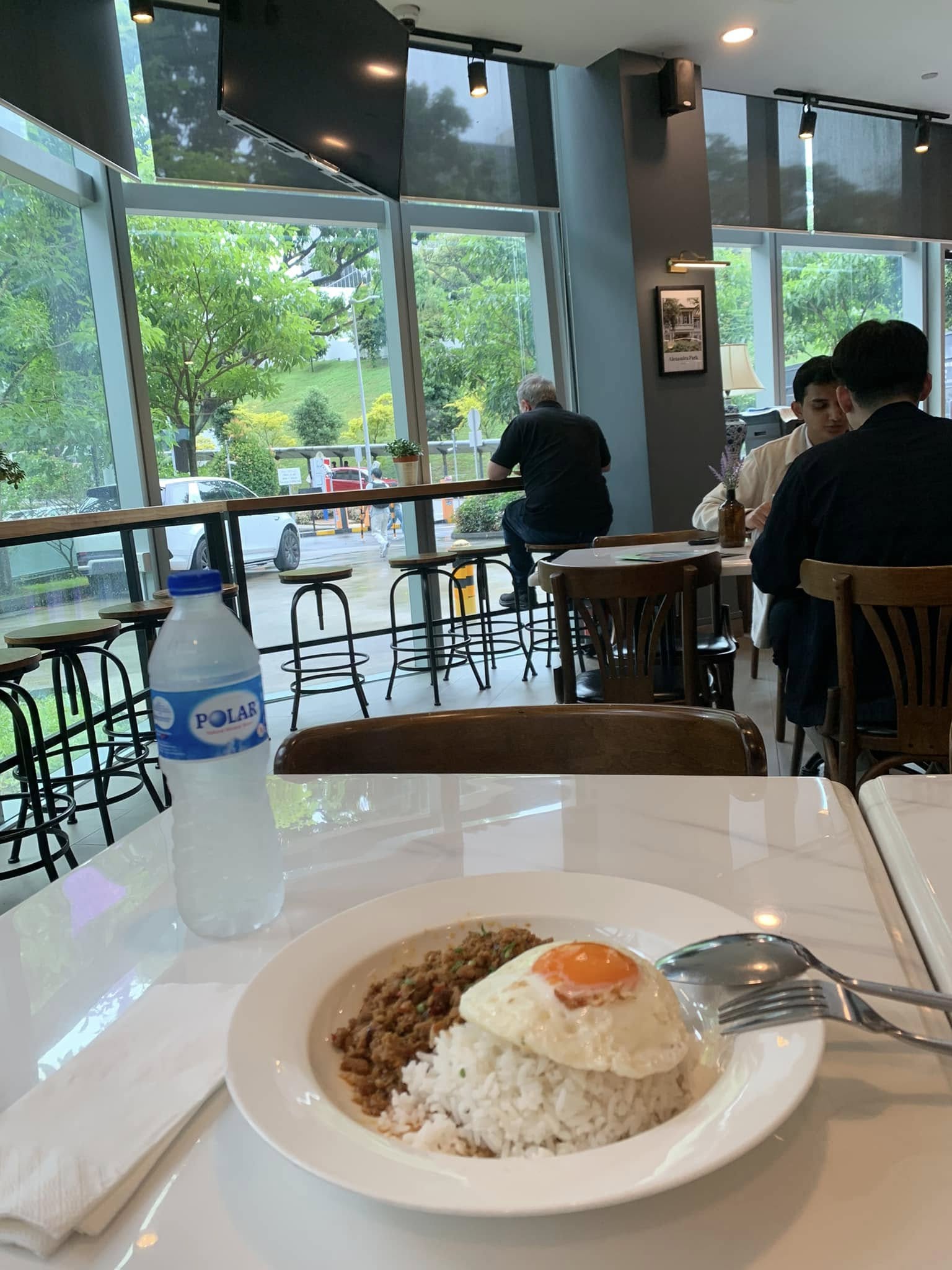 Ăn trưa ngay tại canteen trong trường