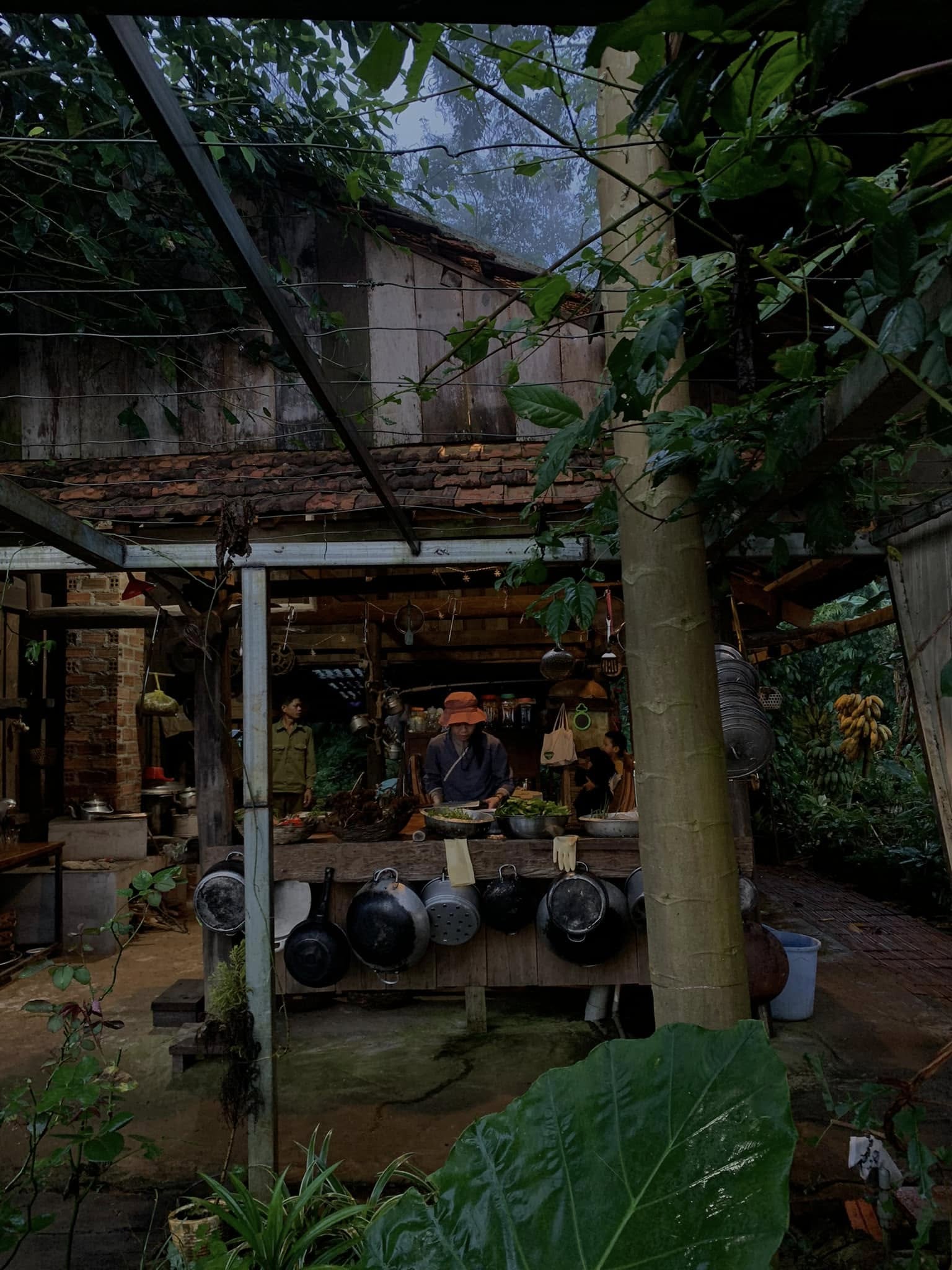 Chị Thương nấu bữa tối, chú đang nấu nước tắm. Mây từ mặt hồ Tà Đùng dần dần ùa vào căn bếp nhỏ trong không khí lạnh lạnh sau cơn mưa chiều