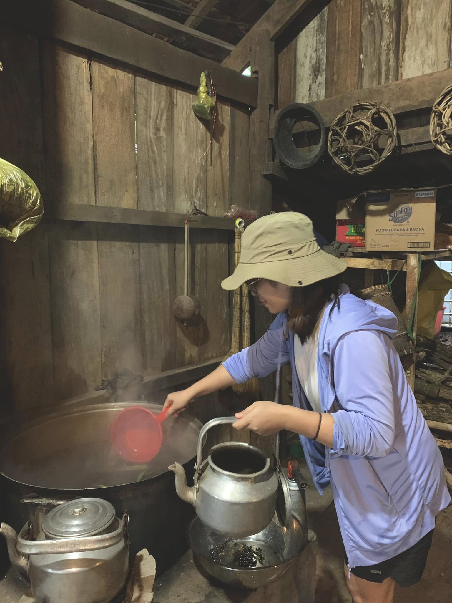 Một nồi nước nấu từ các loại lá trong vườn. Lấy nước lá tắm