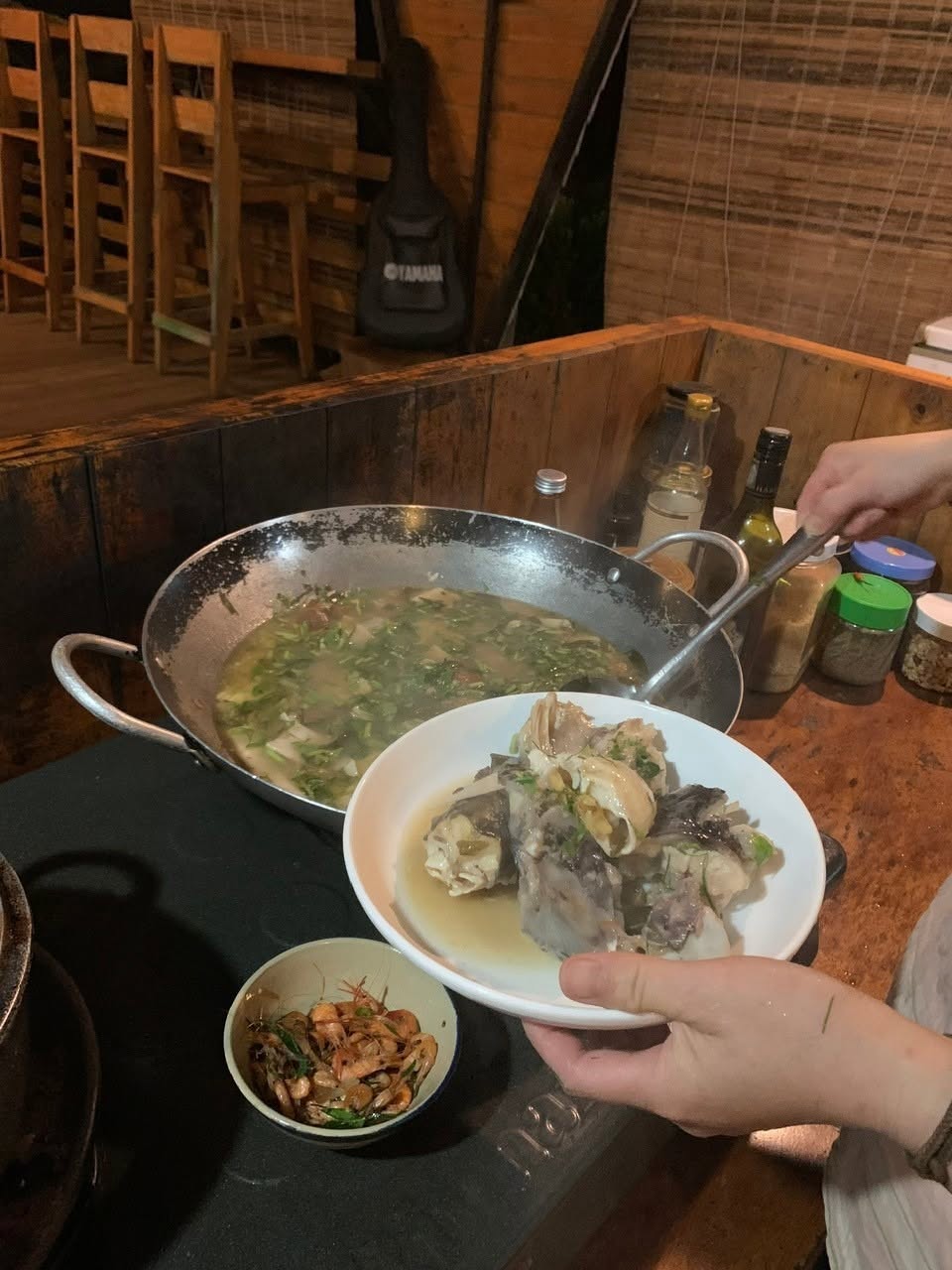 Lẩu cá lăng tự nhiên từ hồ Tà Đùng chuẩn bị sẵn sàng