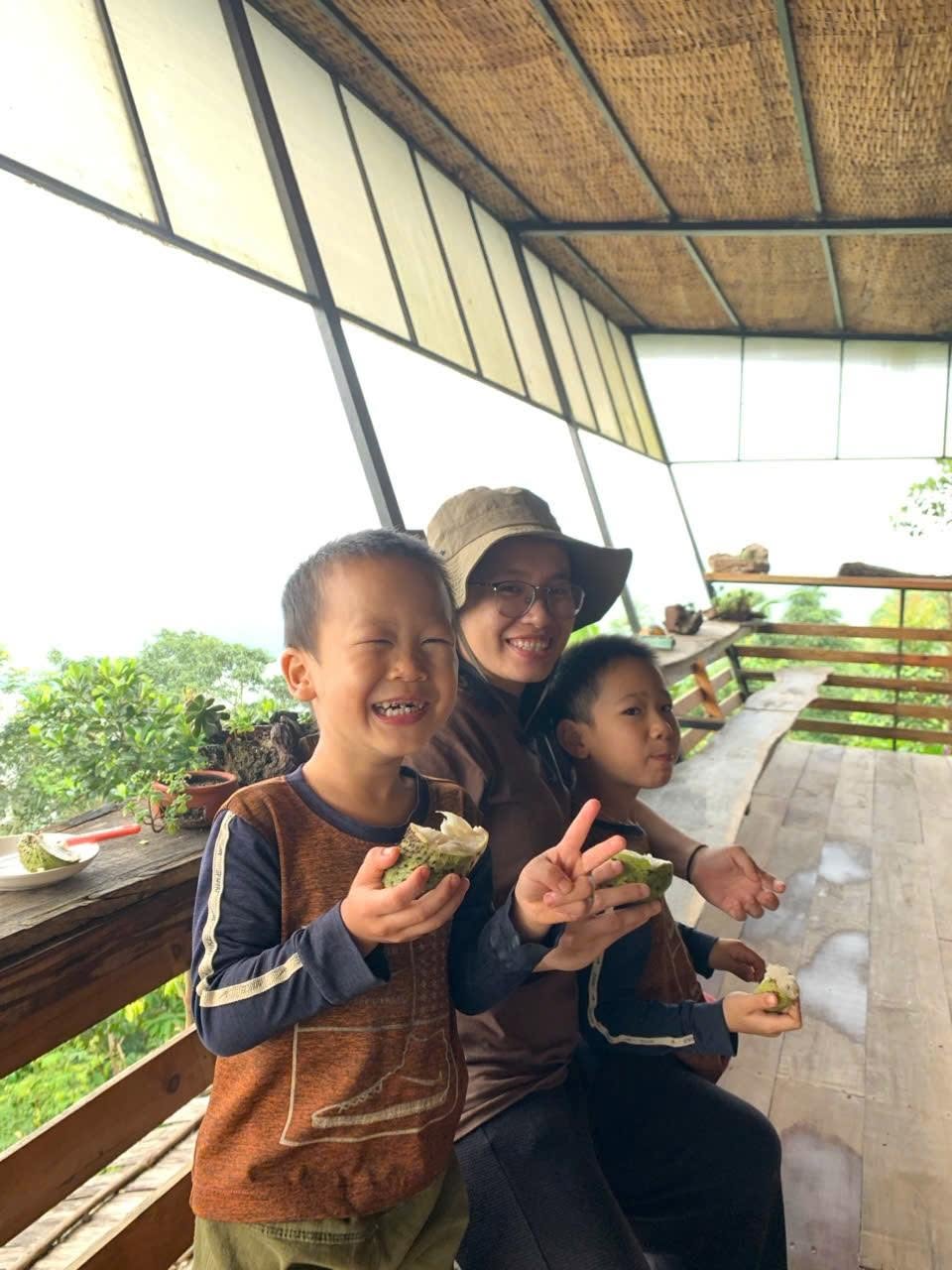 Ăn mãng cầu cười típ mắt
