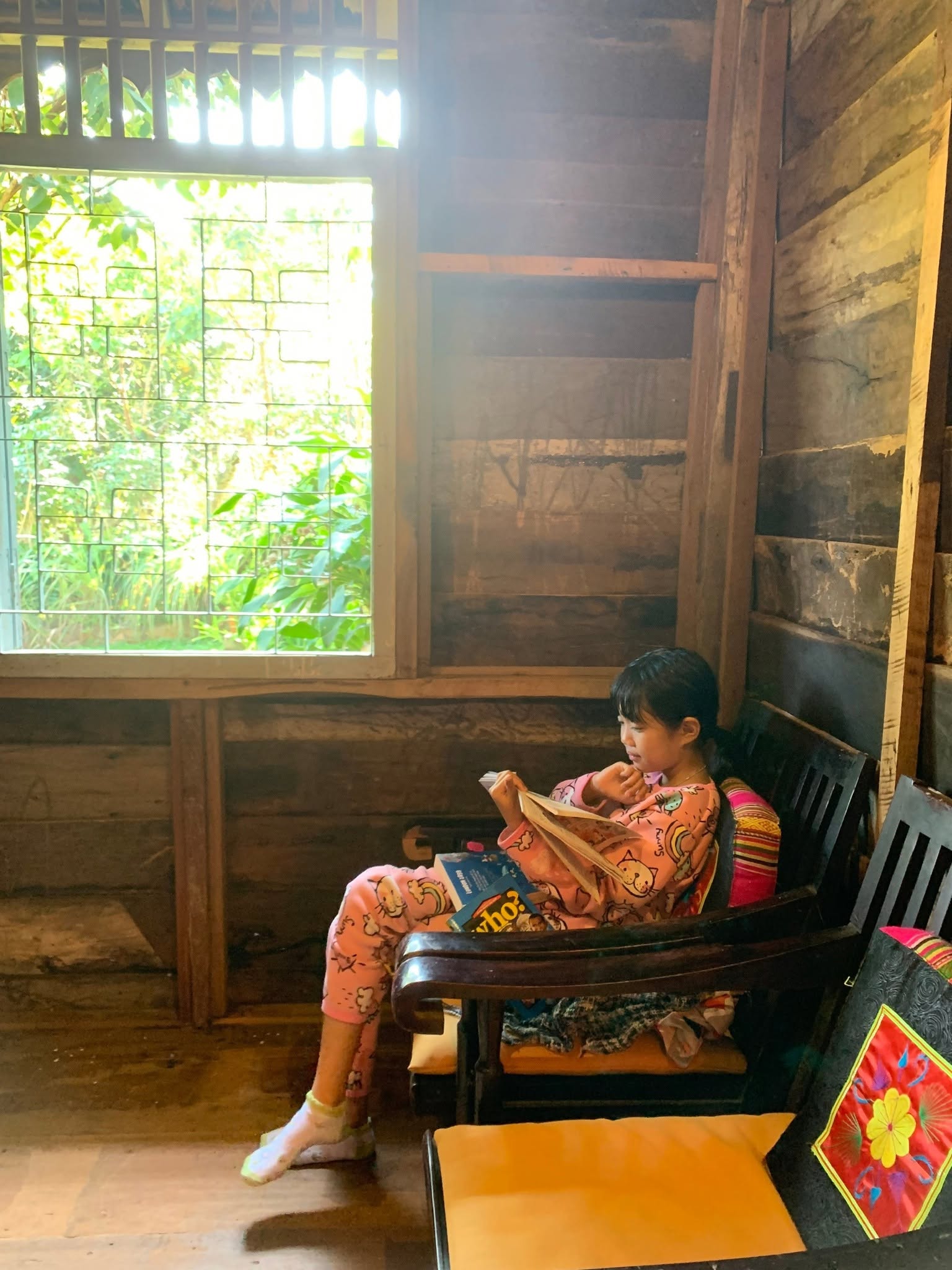 Bông đến phòng mình đọc sách
